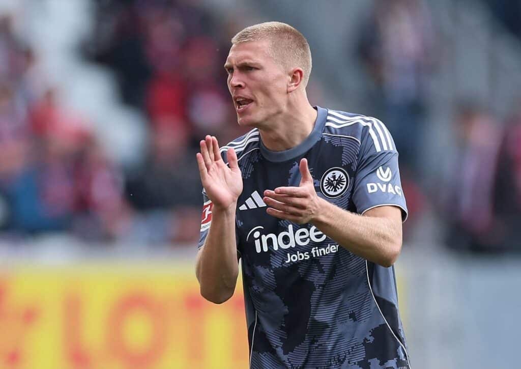 Wie schwer kann Frankfurt (im Bild: Rasmus Kristensen) dem kriselnden Liverpool FC das Leben machen? (© dpa/Alamy Live News) Frankfurt Liverpool Tipp