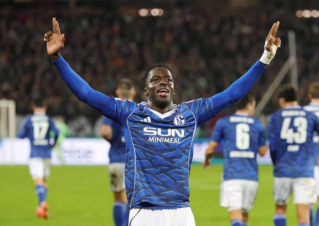 Unsere KI BETSiE legt sich am 11. Spieltag der 2. Bundesliga nicht fest, ob Schalke (im Bild: Christian Gomis) die Tabellenführung halten kann? (© dpa picture alliance / Alamy Stock Photo) 2. Bundesliga KI Prognose 11. Spieltag