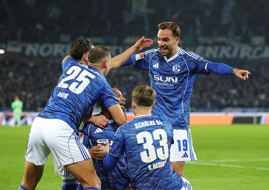Eilt Schalke in der 2. Bundesliga weiterhin von Sieg zu Sieg und wagt einen neuen Angriff auf Platz 1? (© dpa picture alliance / Alamy Live News) Schalke vs. Darmstadt Tipp