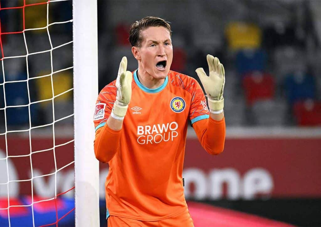 Unsere KI BETSiE geht von einem adäquat torreichen Spiel zwischen Eintracht Braunschweig (im Bild: Ron-Thorben Hoffmann) und Hannover am 10. Spieltag der 2. Bundesliga? (© Powerpics / Alamy Stock Photo) 2. Bundesliga KI Prognose 10. Spieltag