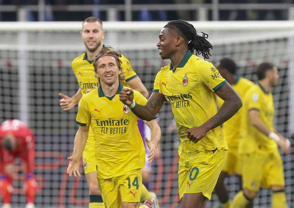 Kann sich AC Milan (im Bild: Rafael Leao, Luka Modric) auch nach dem Spiel gegen Pisa an der Tabellenspitze halten? (© ZUMA Press, Inc. / Alamy Stock Photo) AC Milan vs. Pisa Tipp