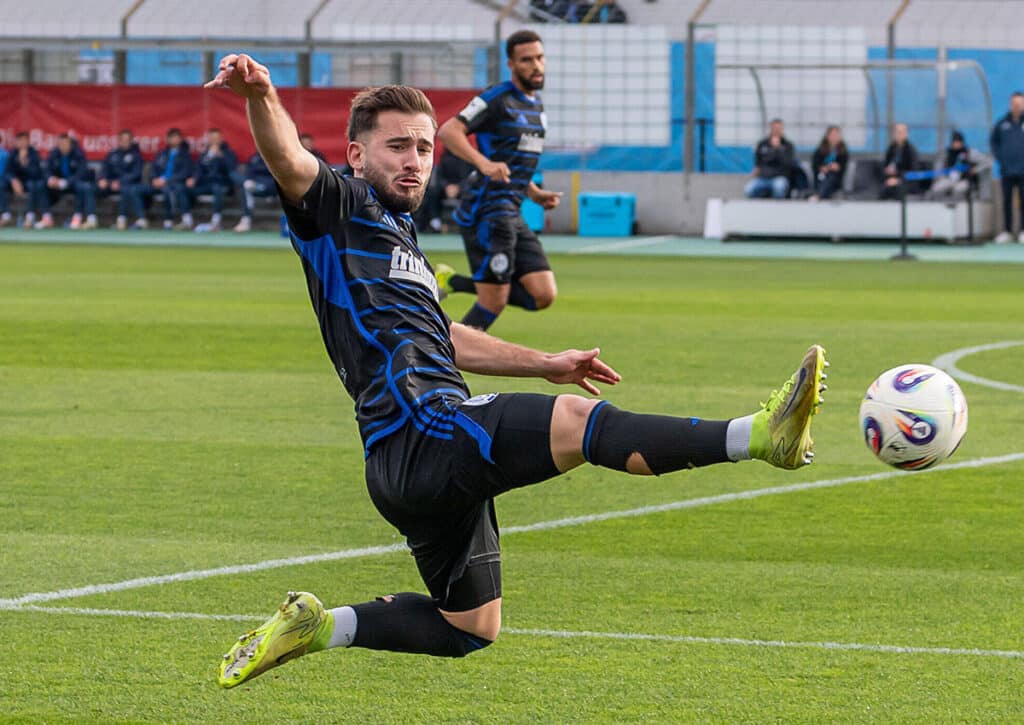Bleibt der MSV Duisburg (im Bild: Can Coskun) der Überflieger der Liga oder weht im Derby ein anderer Wind? (© dpa picture alliance / Alamy Live News) Duisburg vs. RW Essen Tipp