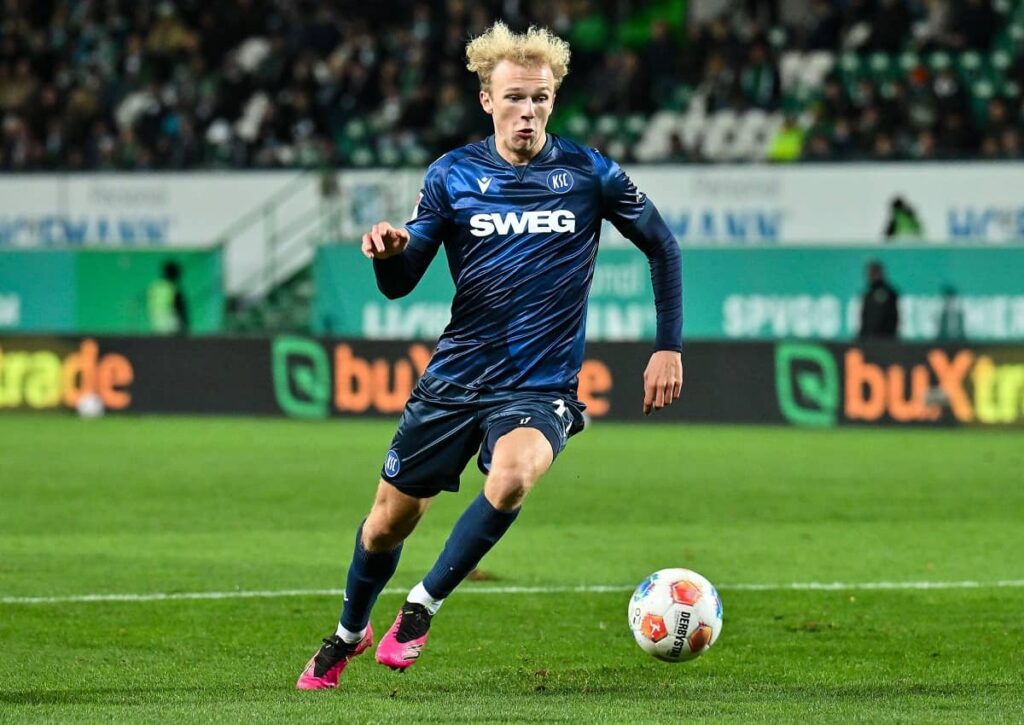 Schockt der formstarke Karlsruher SC (im BIld: Leon Opitz) Bundesliga-Schlusslicht Gladbach im DFB Pokal? (© BEAUTIFUL SPORTS Pressefotoagentur / Alamy Live News) Außenseiter Tipps 2. Runde DFB Pokal