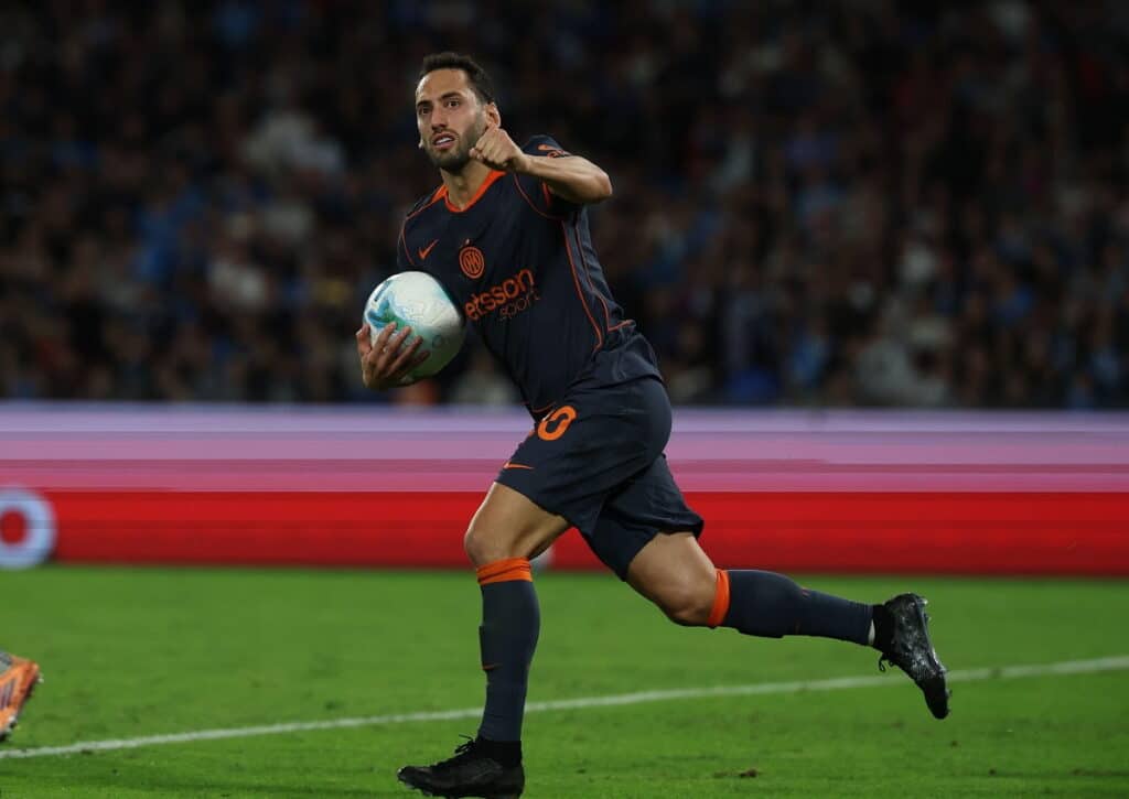 Sichert sich Inter Mailand (im Bild Hakan Calhanoglu) gegen die noch sieglose Fiorentina einen wichtigen Heimsieg? (© LaPresse/Alamy Live News) Inter Mailand Fiorentina Tipp