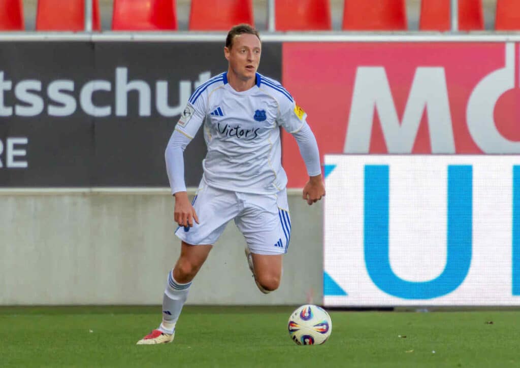 Findet Saarbrücken (im Bild: Robin Bormuth) im schweren Auswärtsspiel am Sonntagabend in Aachen zurück in die Spur? (© dpa/Alamy Live News) Findet Saarbrücken (im Bild: Robin Bormuth) im schweren Auswärtsspiel am Sonntagabend in Aachen zurück in die Spur?