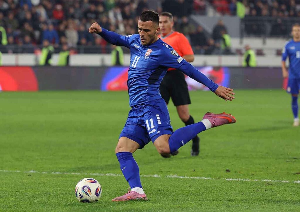 Geht der Außenseiter Tipp auf motivierte Serben (im Bild: Filip Kostic) gegen die Three Lions auf? (© Pedja Milosavljevic / Alamy Stock Photo) WM Qualifikation Außenseiter Tipps 13.11 – 17.11.2025