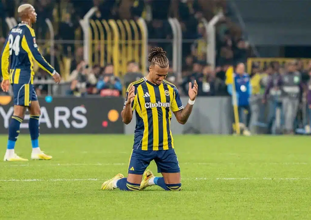 Setzt sich Fenerbahce (im Bild: Archie Brown) im direkten Duell von Besiktas ab? (© dpa picture alliance / Alamy Stock Photo) Besiktas Fenerbahce Tipp