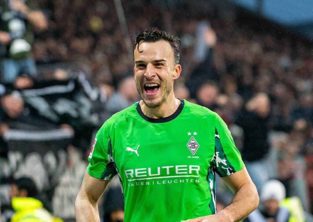 Hamburg, Deutschland. 01st Nov, 2025. Tor zum 0:2 Haris Tabakovic (Borussia Moenchengladbach, #15), jubelt/Jubel mit Franck Honorat (Borussia Moenchengladbach, #09) und Lukas Ullrich (Borussia Moenchengladbach, #26), GER, FC St. Pauli vs. Borussia Moenche Gladbach Köln Tipp