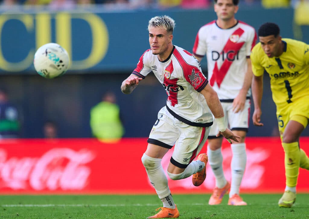 Kann sich Rayo Vallecano (im Bild: Pep Chavarria) gegen die Gäste von Lech Posen durchsetzen? (© Magara Press SL/Alamy Live News) Rayo Vallecano vs. Lech Posen Tipp