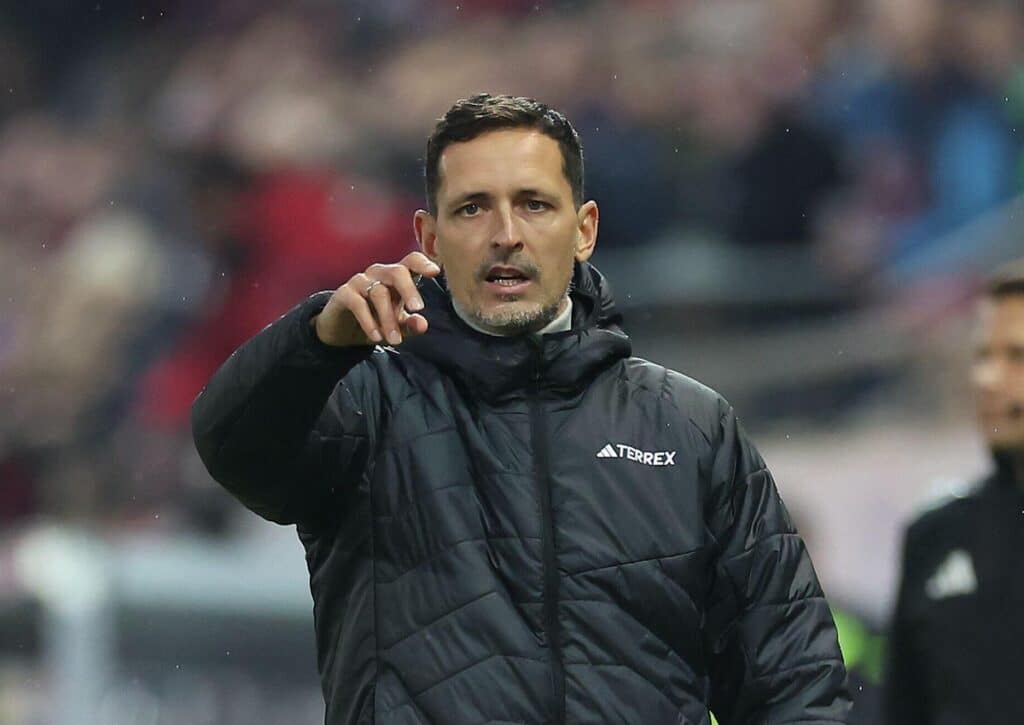 Die Bundesliga KI Prognose für den 10. Spieltag zeigt, dass BETSiE an Frankfurt (im Bild: Trainer Toppmöller) glaubt. (© dpa picture alliance / Alamy Stock Photo) Bundesliga KI Prognose 10. Spieltag