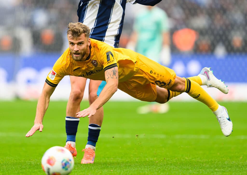Kann Dynamo Dresden (im Bild: Lars Bünning) endlich den ersten Saisonsieg vor den eigenen Fans feiern? (© dpa picture alliance / Alamy Live News) Dresden vs. Nürnberg Tipp