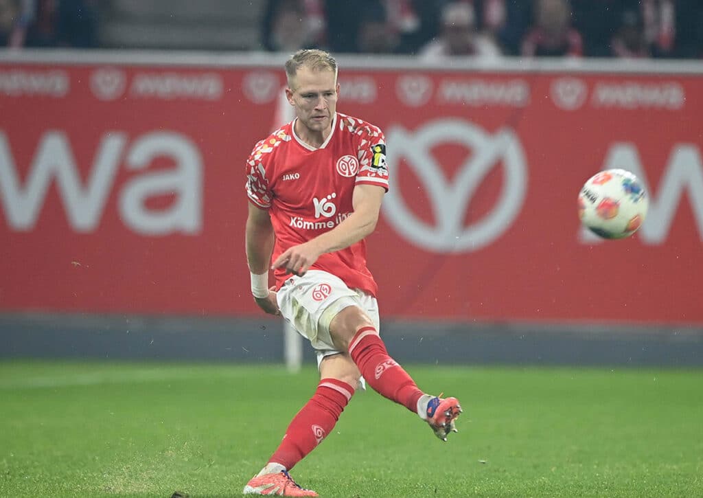 Kann Mainz (im Bild: Andreas Hanche-Olsen) gegen die Fiorentina wieder das Conference-League-Gesicht zeigen? (© dpa picture alliance/Alamy Live News) Mainz vs. Fiorentina Tipp