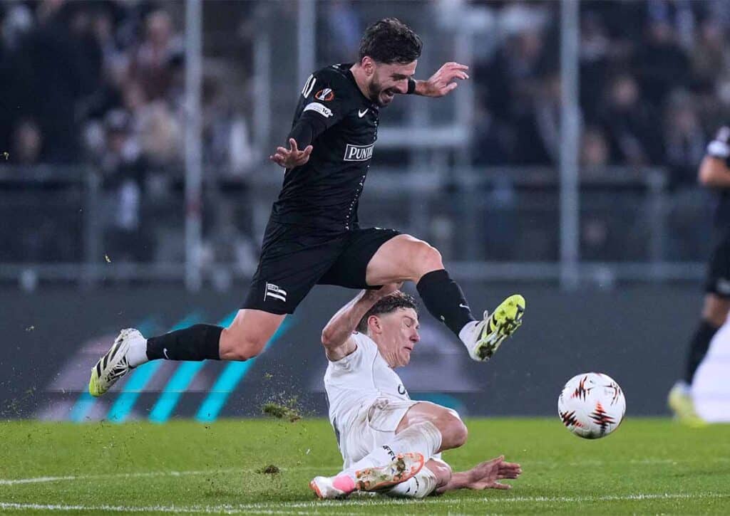 SturGewinnt Sturm Graz (im Bild: Otar Kiteishvili) ausgerechnet gegen Red Bull Salzburg wieder ein Heimspiel? (© Associated Press / Alamy Stock Photo)m's Otar Kiteishvili, top, jumps over Nottingham Forest's Ryan Yates as they fight for the ball during the Europa League soccer match between Sturm Graz and Nottingham Forest, in Graz, Austria, Thursday, Nov. 6, 2025. (AP Photo/Darko Bandic) Sturm Graz Red Bull Salzburg Tipp