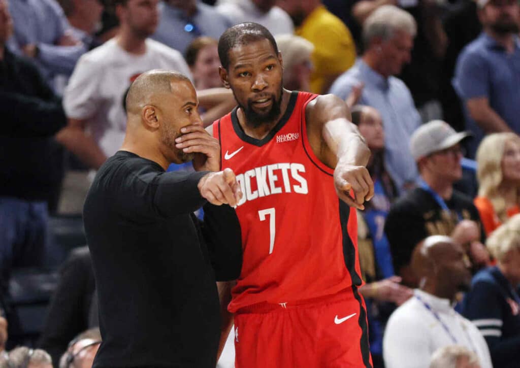 Bauen die Rockets (im Bild: Ime Udoka & Kevin Durant) gegen die Cavaliers ihre beeindruckende Heimserie aus? (© Associated Press/Alamy Live News) Bauen die Rockets (im Bild: Ime Udoka & Kevin Durant) gegen die Cavaliers ihre beeindruckende Heimserie aus?