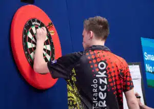 Wie präsentiert sich Ricardo "Pikachu" Pietreczko in seinem ersten Spiel bei der Darts WM 2026? (© dpa picture alliance / Alamy Stock Photo) Darts WM 2026 Tipps heute 16.12.2025