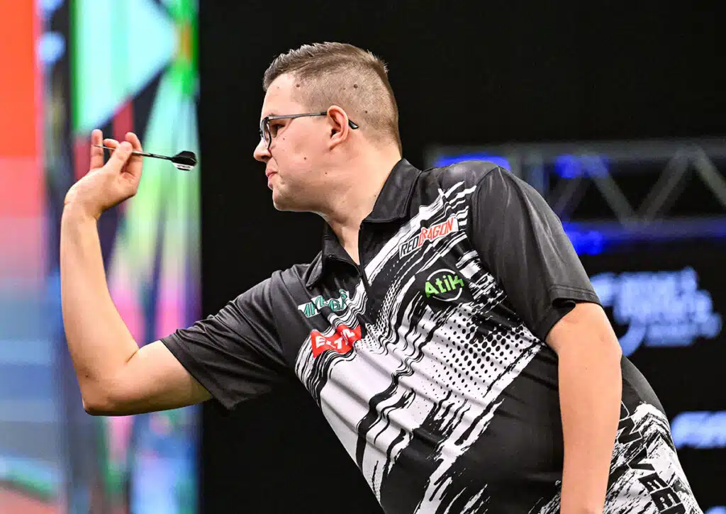 Kann Gian van Veen bei der Darts WM 2026 tatsächlich seiner Rolle als Geheimfavorit gerecht werden? (© Action Plus Sports Images / Alamy Live News) Darts WM 2026 Tipps heute 12.12.2025