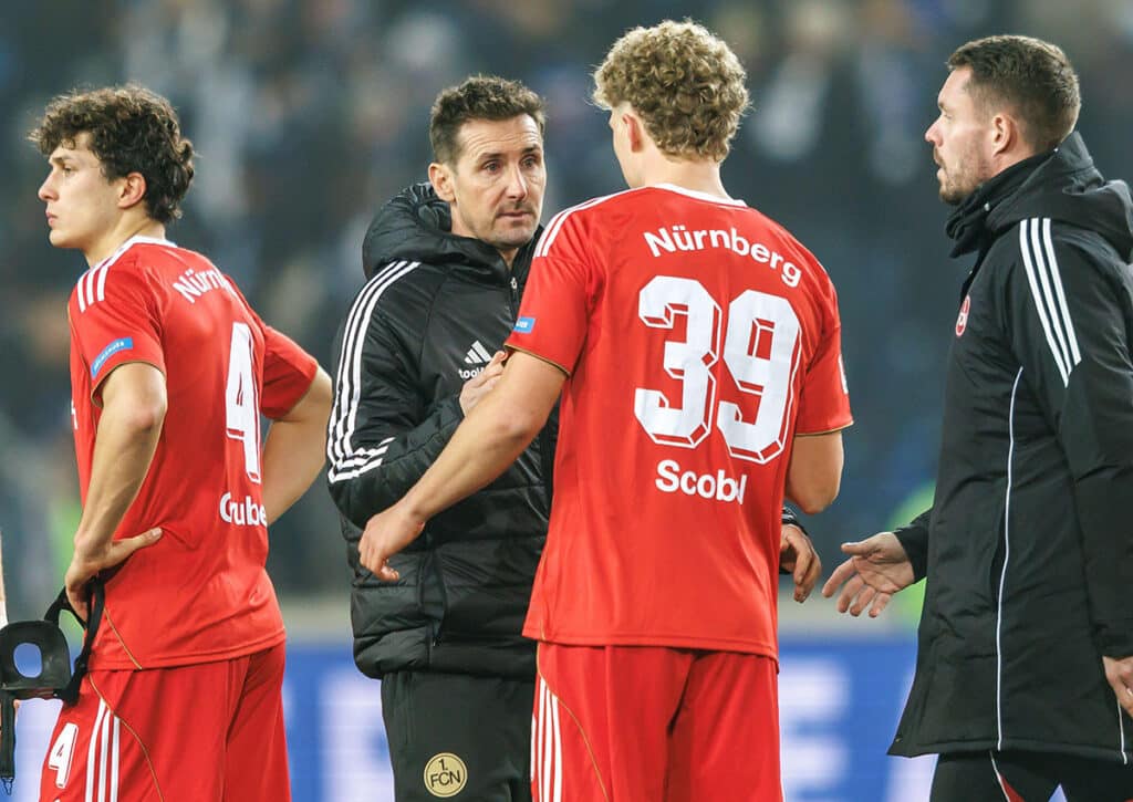 Kann sich Nürnberg (im Bild: Miroslav Klose, Piet Scobel) im Fränkischen Derby gegen den Trainereffekt bei Greuther Fürth wehren? (© dpa picture alliance/Alamy Live News) 2. Bundesliga KI Prognose 15. Spieltag