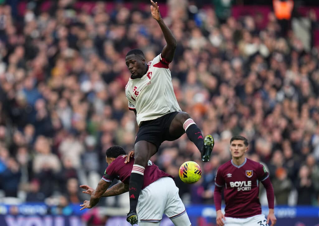 Kann der FC Liverpool (im Bild: Ibrahima Konate) nach dem neuerlichen Rückschlag gegen Sunderland für Ruhe sorgen? (© Associated Press / Alamy Stock Photo) Leeds vs. Liverpool Tipp
