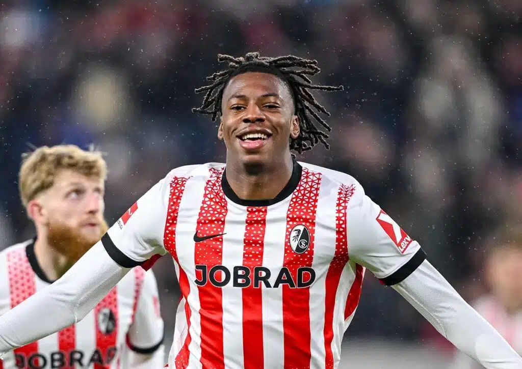 Die Bundesliga KI Prognose am 14. Spieltag zielt darauf ab, dass Freiburg (im Bild: Manzambi) keinen Treffer erzielt! (© dpa picture alliance / Alamy Stock Photo) Bundesliga KI Prognose 14. Spieltag