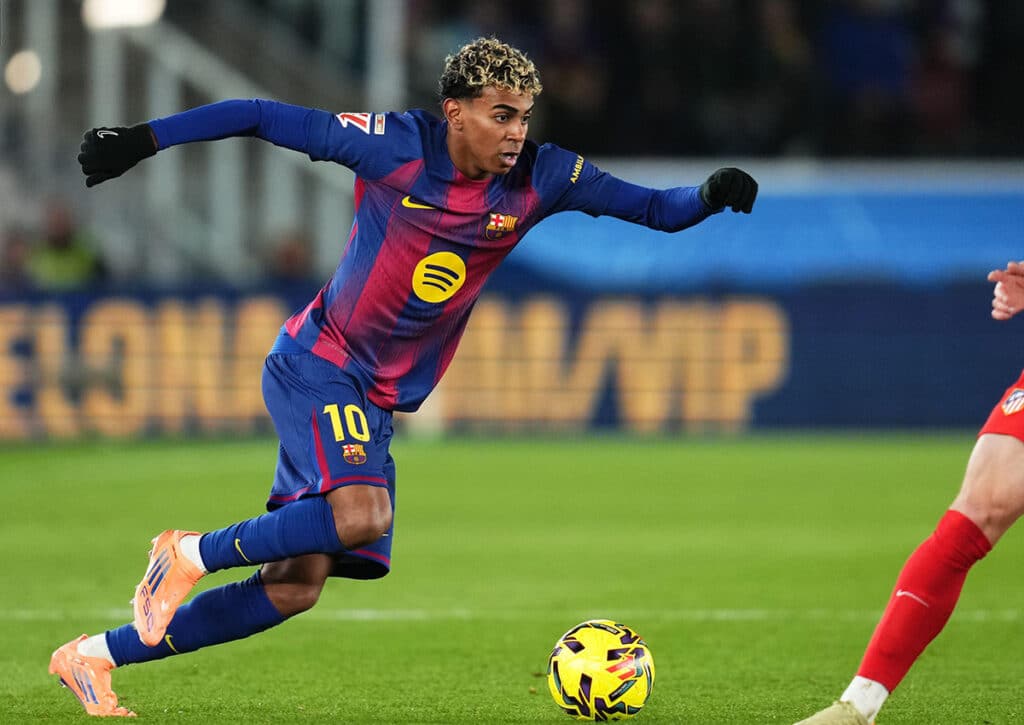 Kann sich der FC Barcelona (im Bild: Lamine Yamal) weiterhin steigern und an der Tabellenspitze bleiben? (© PRESSINPHOTO SPORTS AGENCY/Alamy Live News) La Liga 15. Spieltag Wett-Tipps