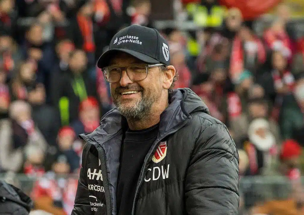 Muss sich Wiesbaden gegen Cottbus (im Bild: Trainer Wollitz) geschlagen geben? (© dpa picture alliance archive / Alamy Stock Photo) Wiesbaden Cottbus Tipp