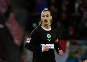 Punktet St. Pauli (im Bild: Jackson Irvine) im Kellerduell gegen Heidenheim erstmals wieder dreifach? (© dpa picture alliance / Alamy Stock Photo) St. Pauli Heidenheim Tipp