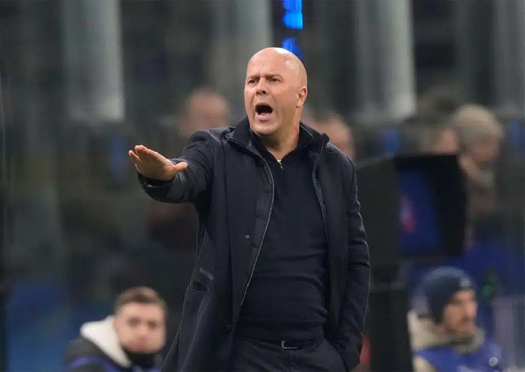 Feiert Arne Slot (im Bild) nach einer turbulenten Woche mit Liverpool einen Sieg gegen Brighton? (© Associated Press / Alamy Stock Photo)