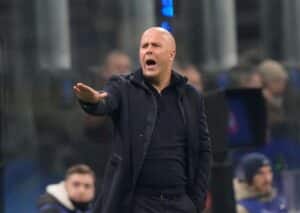 Feiert Arne Slot (im Bild) nach einer turbulenten Woche mit Liverpool einen Sieg gegen Brighton? (© Associated Press / Alamy Stock Photo)