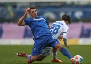 Kann der Karlsruher SC (im Bild: Nicolai Rapp) die Talfahrt in der 2. Bundesliga stoppen? (© dpa picture alliance archive / Alamy Stock Photo) Bochum vs. Karlsruhe Tipp