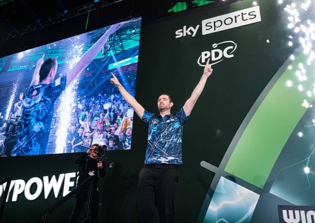 Behauptet sich Luke Humphries (im Bild) bei der Darts WM 2026 gegen Altmeister Paul Lim? (© Action Plus Sports/Alamy Live News) Darts WM 2026 Tipps von heute 22.12.2025