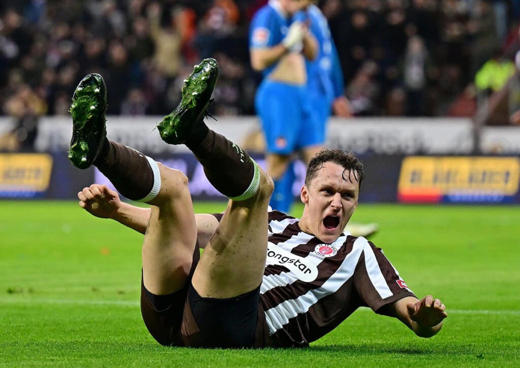 Kann sich St. Pauli (im Bild: Martijn Kaars) im Kellerduell gegen Mainz von den Abstiegsrängen entfernen? (© dpa picture alliance archive / Alamy Stock Photo) Bundesliga 15. Spieltag Wett-Tipps