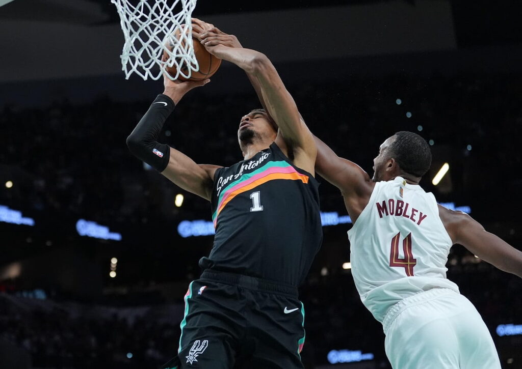 Starten die San Antonio Spurs (im Bild: Victor Wembanyama) gegen die New York Knicks mit einem Heimsieg ins neue Jahr? (© Associated Press / Alamy Stock Photo) San Antonio Spurs New York Knicks Tipp