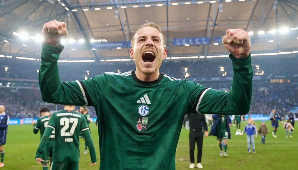 Schalke 04 (hier Timo Becker) ist am Sonntag bei Eintracht Braunschweig zu Gast. (&copy; Bernd Thissen/dpa)