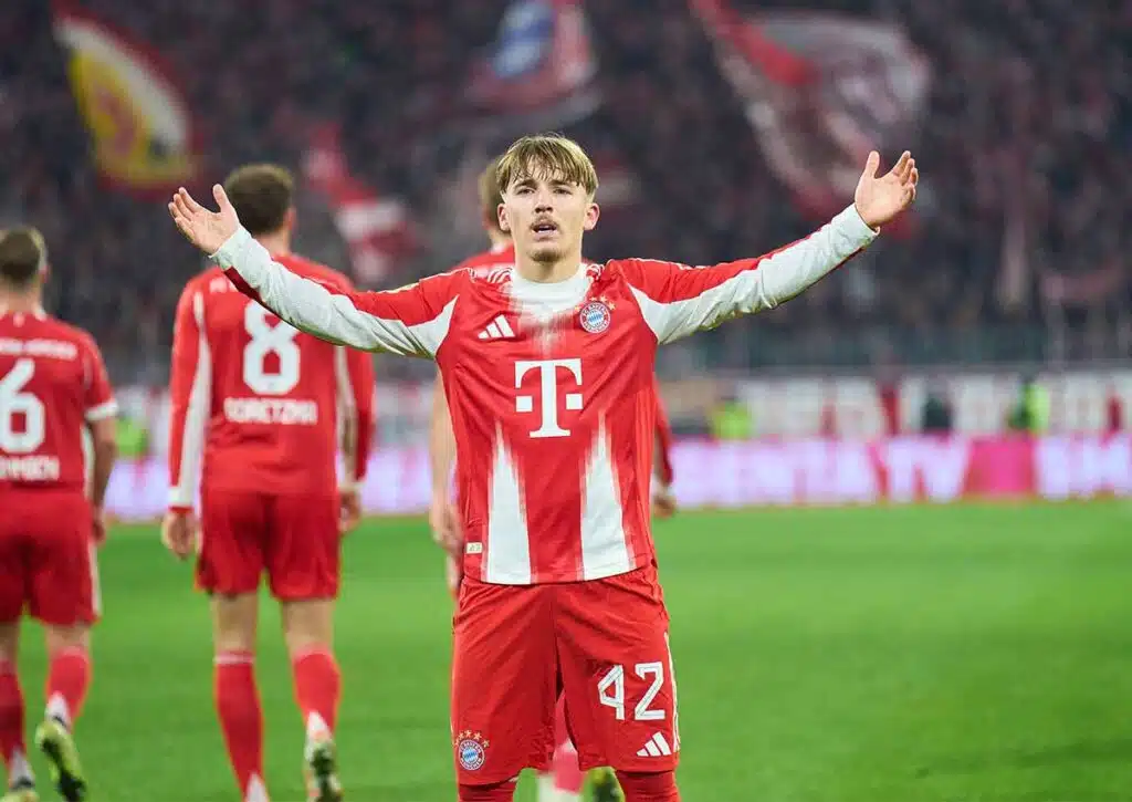 Lassen die Bayern (im Bild: Lennart Karl) ihre Muskeln auch im bayrischen Duell gegen Augsburg spielen? (© ddp media GmbH / Alamy Stock Photo) Bayern Augsburg Tipp