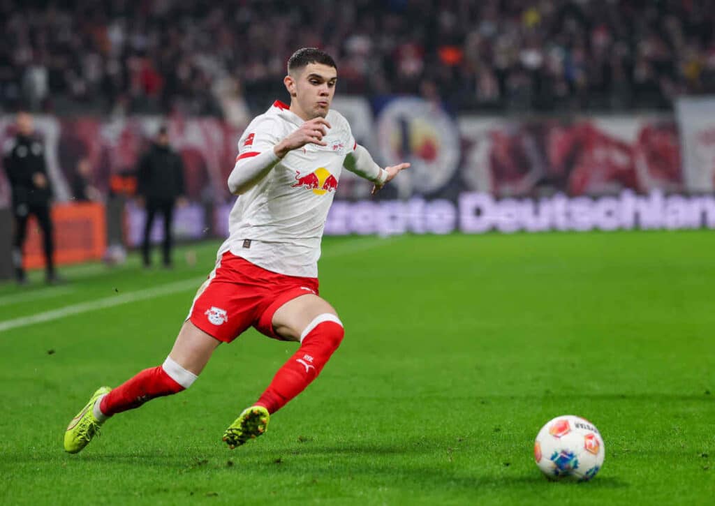 Gelingt RB Leipzig (im Bild: Kosta Nedeljkovic) gegen den SC Freiburg der verspätete Auftakt ins neue Fußballjahr 2026? (© dpa/Alamy Live News) Gelingt RB Leipzig (im Bild: Kosta Nedeljkovic) gegen den SC Freiburg der verspätete Auftakt ins neue Fußballjahr 2026?