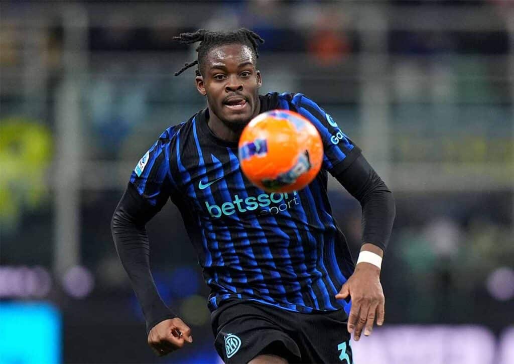 Kann Inter Mailand (im Bild: Yann Bisseck) gegen Cremonese die Null halten? (© LaPresse / Alamy Stock Photo) Cremonese Inter Mailand Tipp