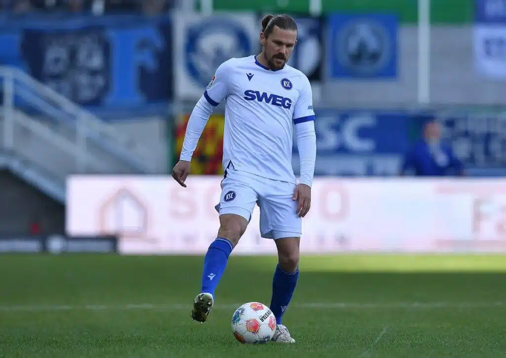 Wie schlägt sich Karlsruhe (im Bild: Sebastian Jung) vor heimischer Kulisse gegen Hertha BSC? (© ddp media GmbH/Alamy Live News) Karlsruhe Hertha Tipp