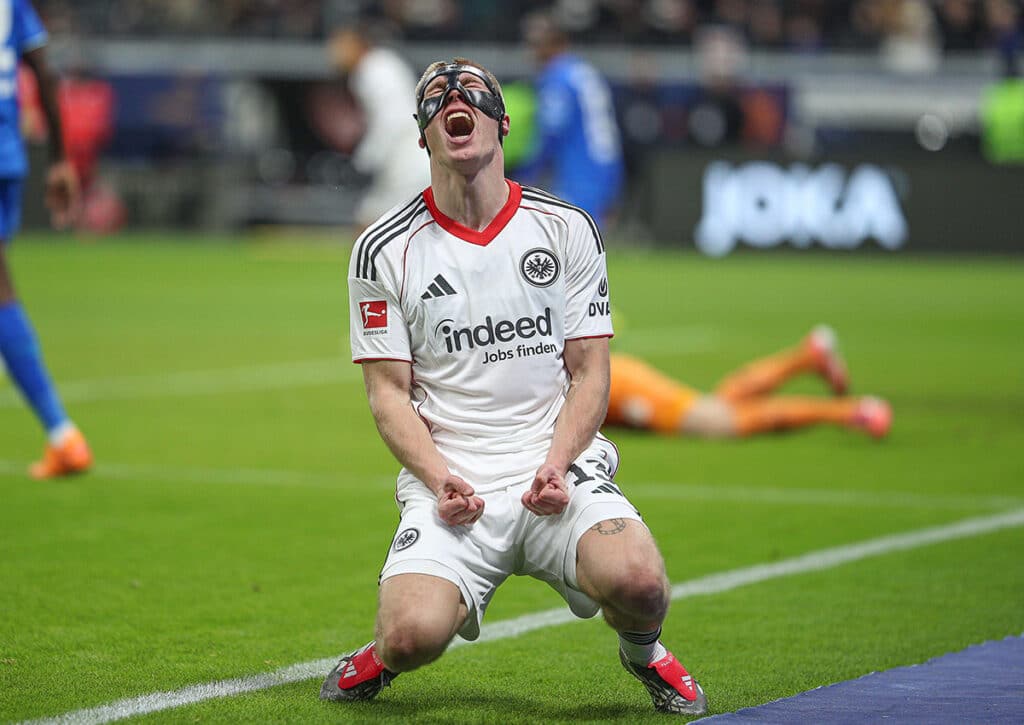Geht das Leiden von Eintracht Frankfurt (im Bild: Rasmus Kristensen) auch unter dem neuen Trainer Albert Riera weiter? (© dpa picture alliance archive / Alamy Stock Photo) Bundesliga 21. Spieltag Wett-Tipps