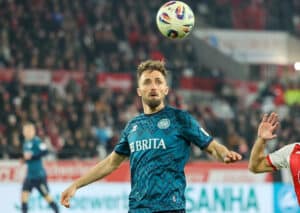 Kann Wehen Wiesbaden (im Bild: Florian Hübner) den Erfolgslauf auch gegen den Tabellenzweiten Duisburg fortsetzen? (© dpa picture alliance / Alamy Stock Photo) Wiesbaden vs. Duisburg Tipp