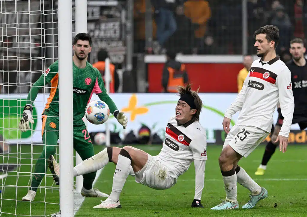 Kann St. Pauli (im Bild: Tomoya Ando) einen ganz wichtigen Heimsieg feiern und Werder überholen? (© kolvenbach / Alamy Stock Photo) St. Pauli vs. Werder Bremen Tipp