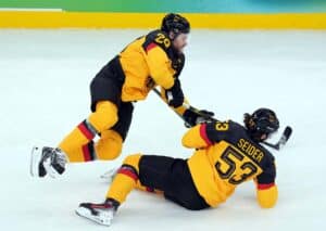 Für Deutschland (im Bild: Draisaitl, Seider) geht es gegen die Slowakei im Olympia-Viertelfinale ums Ganze! (© Associated Press / Alamy Stock Photo) Slowakei Deutschland Tipp