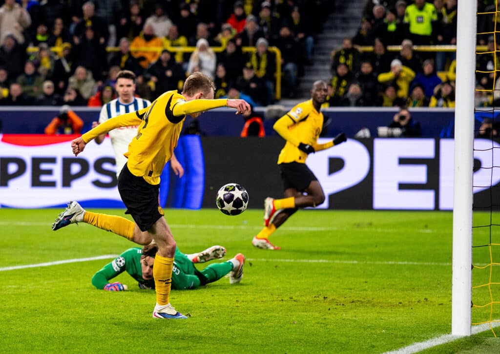 Kann sich der BVB (im Bild: Maximilian Beier) mit einem Sieg gegen RB Leipzig weiter an Bayern heranschieben? (© René Nijhuis / Alamy Stock Photo) Bundesliga 23. Spieltag Wett-Tipps