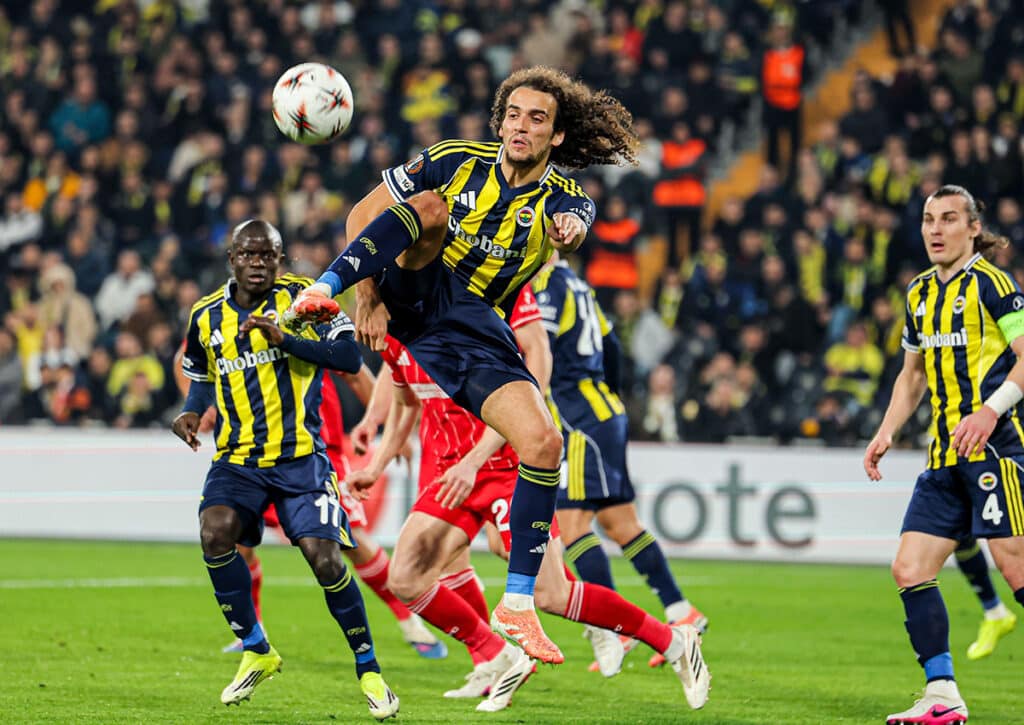 Wagt Fenerbahce (im Bild: Matteo Guendouzi) trotz Rückstands noch einen Angriff Richtung Aufstieg? (© BSR Agency/Alamy Live News) Nottingham vs. Fenerbahce Tipp
