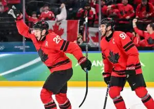 Kanada (im Bild: MacKinnon, McDavid) gilt gegen die USA im Olympia Eishockey Finale als knapper Favorit auf Gold! (© Just Pictures GmbH / Alamy Stock Photo) Kanada USA Tipp