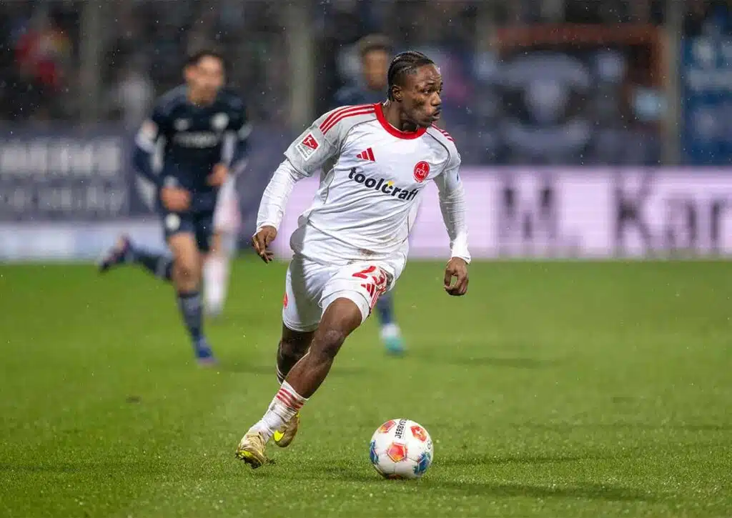 Unsere KI BETSiE prognostiziert am 24. Spieltag der 2. Bundesliga Nürnberg (im Bild: Mohamed Alì Zoma) erhöhte Siegquoten in der Bundeshauptstadt? (© dpa picture alliance / Alamy Stock Photo) 2. Bundesliga KI Prognose