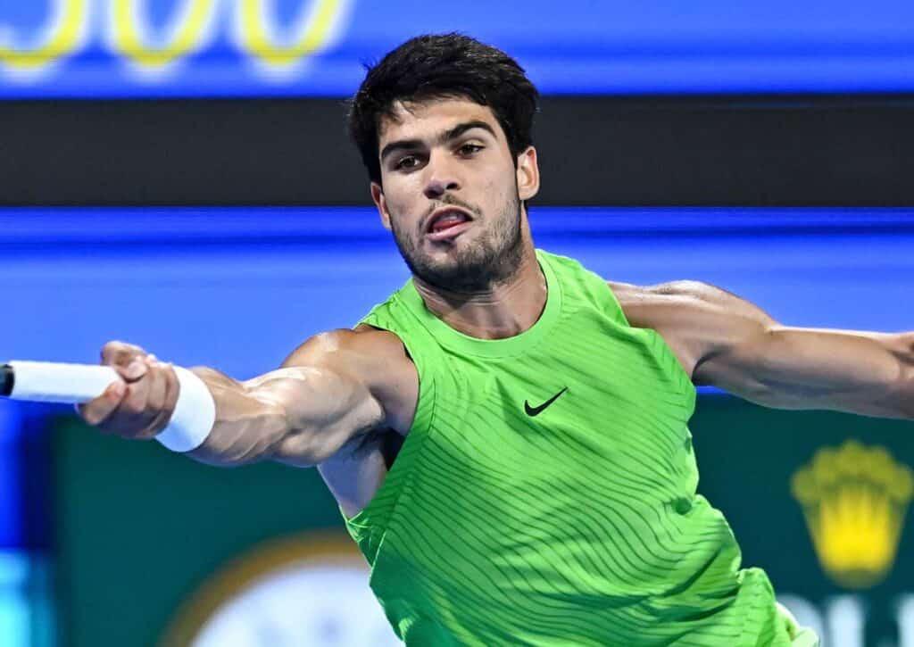 Wie effizient zeigt sich Alcaraz (im Bild) gegen Fils in Doha beim Finale? (© SOPA Images Limited / Alamy Stock Photo) Carlos Alcaraz Arthur Fils Tipp