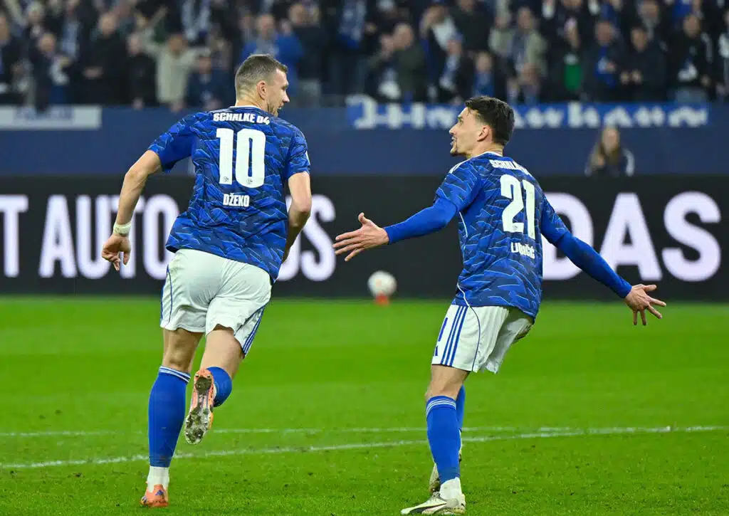 Kann sich Schalke (im Bild: Edin Dzeko, Dejan Ljubicic) mit dem dritten Sieg in Folge einen Vorsprung herausspielen? (© dpa picture alliance archive / Alamy Stock Photo) Fürth vs. Schalke Tipp