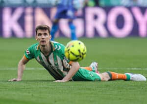 Behält Betis Sevilla (im Bild: Diego Llorente) im großen Stadtderby gegen den FC Sevilla die Oberhand? (© PRESSINPHOTO SPORTS AGENCY / Alamy Stock Photo) Betis Sevilla vs. FC Sevilla Tipp