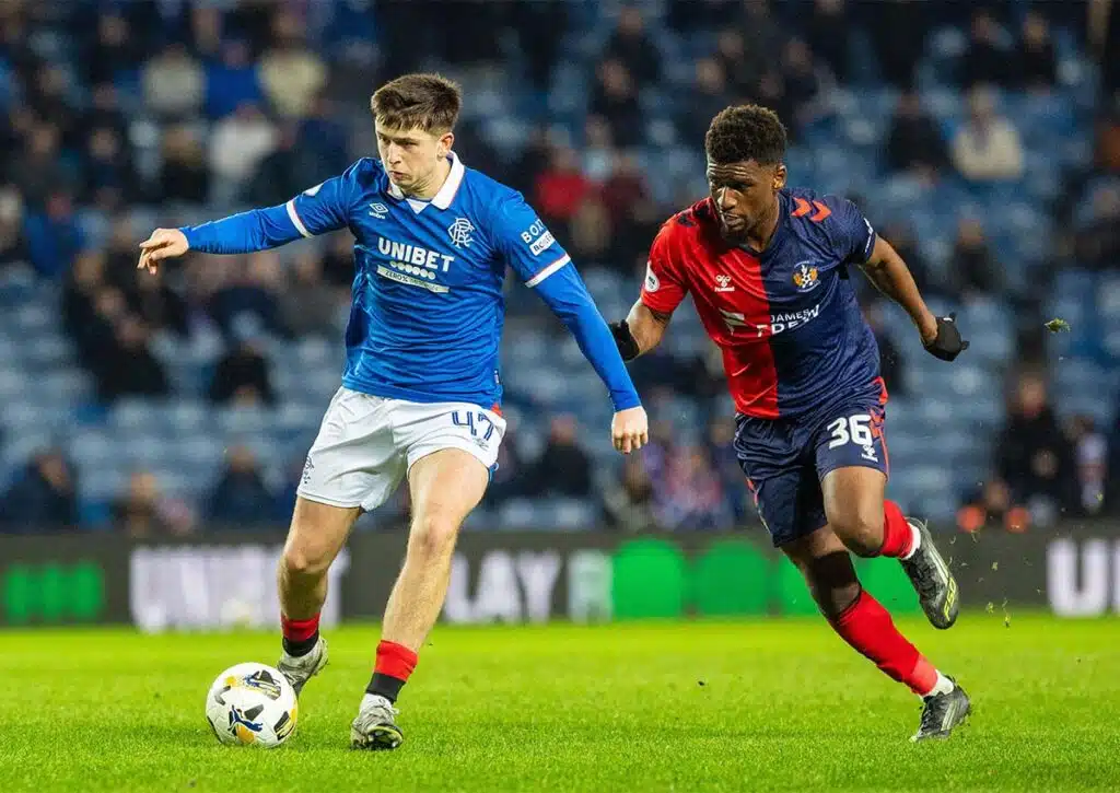 Eröffnen die Rangers (im Bild: Moore) das Meisterschaftsrennen neu? (© Findlay / Alamy Live News) Glasgow Rangers Hearts Tipp