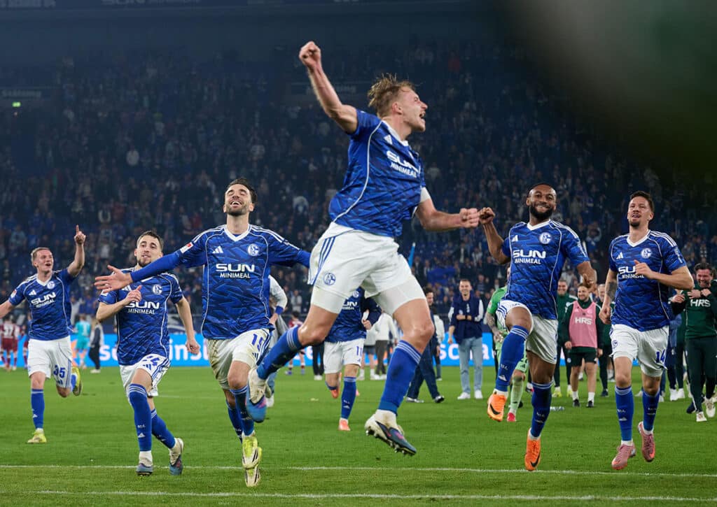 Jubelt Schalke (im Bild: Timo Becker) auch nach dem 26. Spieltag so ausgelassen wie zuletzt? (© dpa picture alliance / Alamy Live News) 2. Bundesliga KI Prognose 26. Spieltag